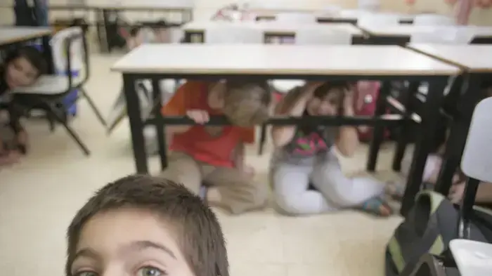 תלמידי כיתה א' וב' בבית ספר  א.ד.גורדון בתל-אביב מתרגלים כניסה למקלטים יחד עם ראש העיר רון חולדאי במהלך תרגיל פיקוד העורף "נקודת מפנה 4" נערך ברחבי הארץ  מאי 2010 
