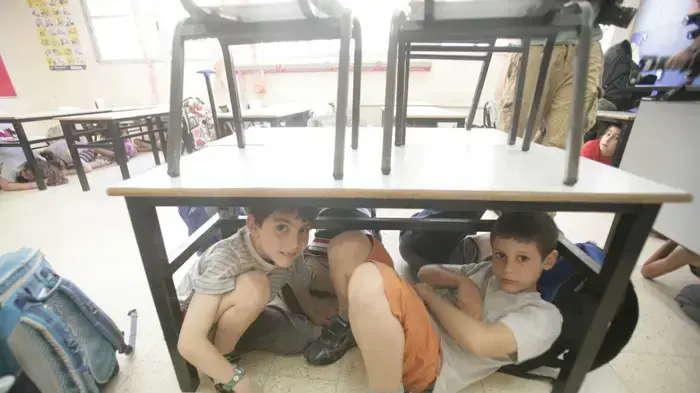 תלמידי כיתה א' וב' בבית ספר  א.ד.גורדון בתל-אביב מתרגלים כניסה למקלטים יחד עם ראש העיר רון חולדאי במהלך תרגיל פיקוד העורף "נקודת מפנה 4" נערך ברחבי הארץ  מאי 2010 