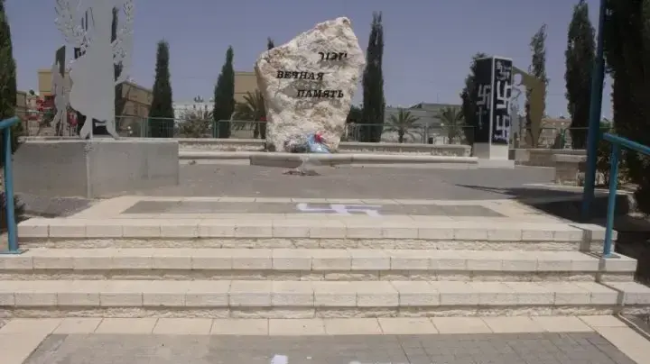 צלבי קרס בדימונה מאי 2010 צלבי קרס בדימונה מאי 2010