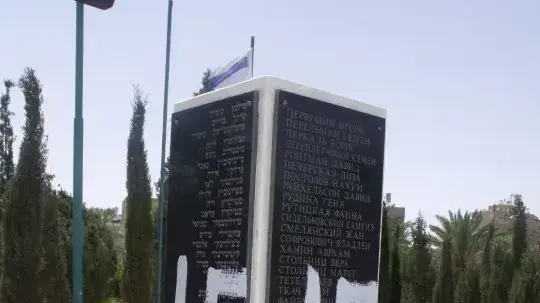 צלבי קרס בדימונה מאי 2010