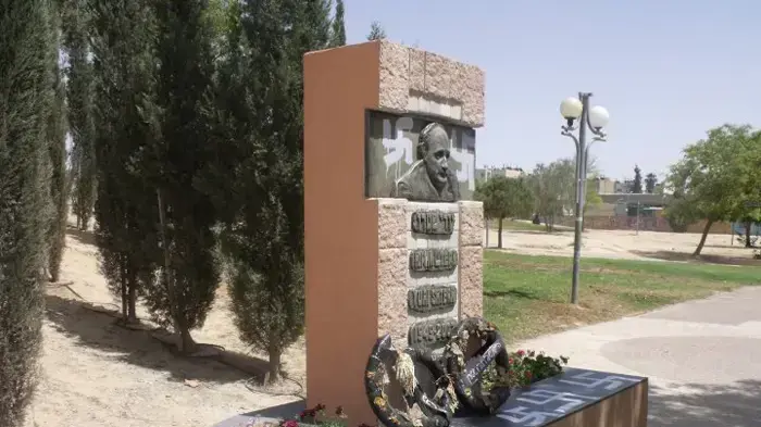 צלבי קרס בדימונה מאי 2010 צלבי קרס בדימונה מאי 2010