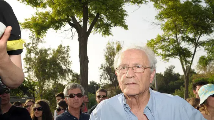 זאב שטרנהל בהפגנה נגד פינוי בתים בשיח ג'ראח מאי 2010 זאב שטרנהל בהפגנה נגד פינוי בתים בשיח ג'ראח מאי 2010