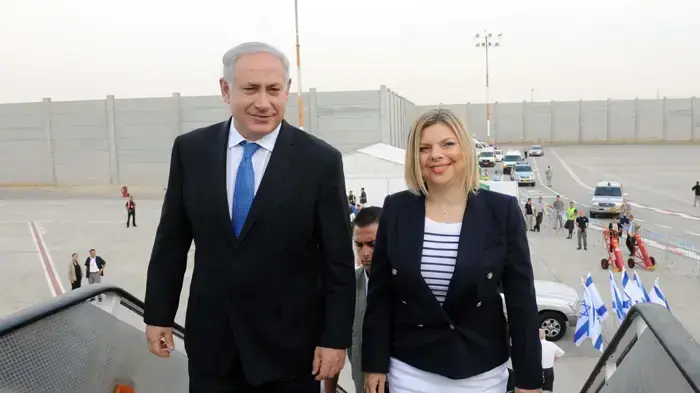 ראש הממשלה בנימין נתניהו ורעייתו שרה עולים על מטוס בדרכם לפריז- מאי 2010