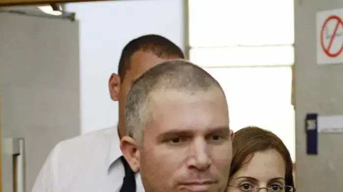 שי אברמוב מובא להארכת מעצר בחשד להתעללות בעשרות ילדים 