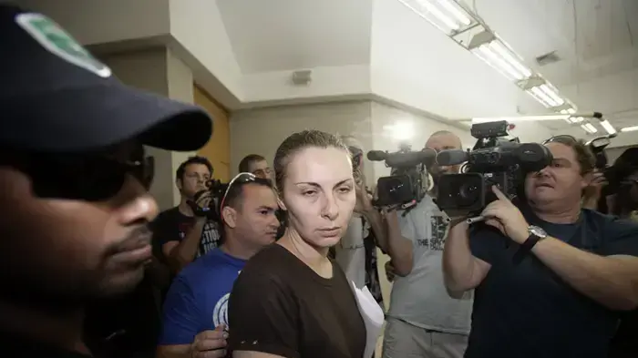 אשתו של שי אברמוב המואשמת גם היא בהתעללות בעשרות קטינים מובאת להארכת מצער  מאי 2010 