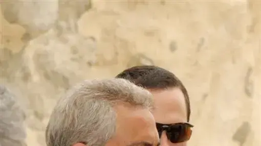 רם עמנואל ובנו בעלייה לתורה בכותל המערבי, ירושלים, מאי 2010
