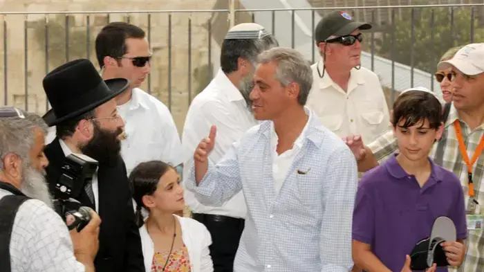 רם עמנואל ובנו בעלייה לתורה בכותל המערבי, ירושלים, מאי 2010