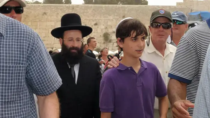 רם עמנואל ובנו בעלייה לתורה בכותל המערבי, ירושלים, מאי 2010