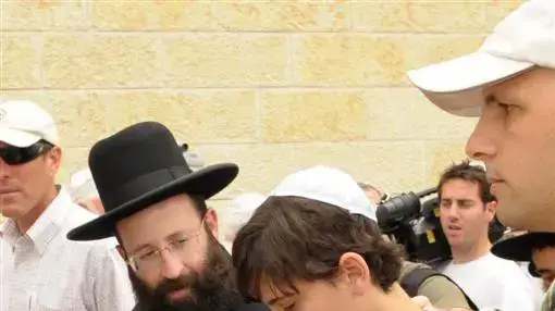 רם עמנואל ובנו בעלייה לתורה בכותל המערבי, ירושלים, מאי 2010