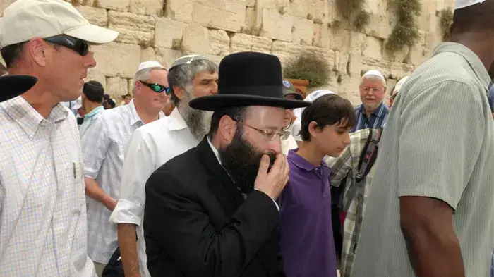 רם עמנואל ובנו בעלייה לתורה בכותל המערבי, ירושלים, מאי 2010