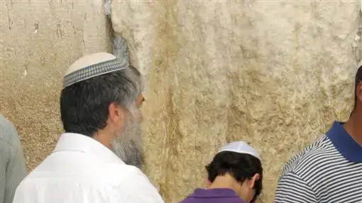 רם עמנואל ובנו בעלייה לתורה בכותל המערבי, ירושלים, מאי 2010