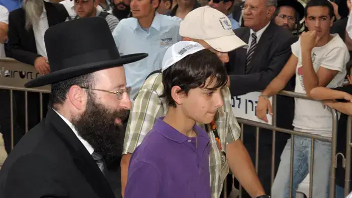 רם עמנואל ובנו בעלייה לתורה בכותל המערבי, ירושלים, מאי 2010