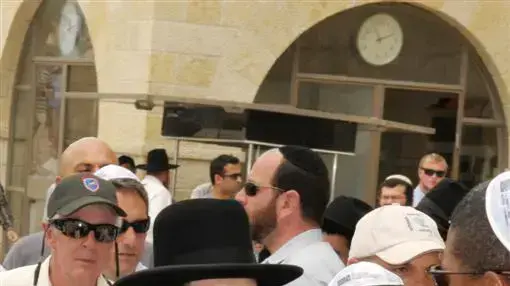 רם עמנואל ובנו בעלייה לתורה בכותל המערבי, ירושלים, מאי 2010