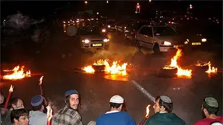מתנחלים חוסמים כביש ליד תל אביב. מרץ 2005