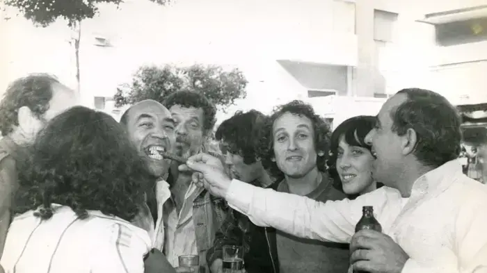 ישראל גוריון (שלישי מימין), דן בן אמוץ (חמישי מימין), אורי ליפשיץ (שישי מימין) ועוד (מתוך "כל אנשי כסית") ישראל גוריון (שלישי מימין), דן בן אמוץ (חמישי מימין), אורי ליפשיץ (שישי מימין) ועוד (מתוך "כל אנשי כסית")
