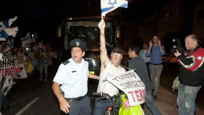 הפגנת חברי תנועת "אם תרצו" מול השגרירות הטורקית בארץ בעקבות תקרית משט הסיוע לעזה- מאי 2010 