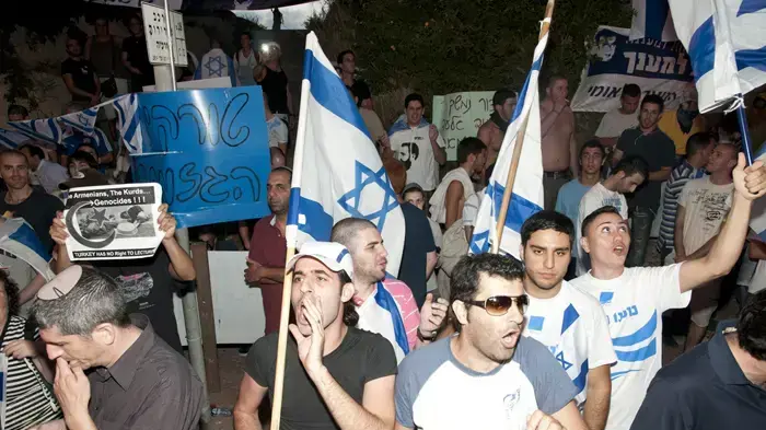 הפגנת חברי תנועת "אם תרצו" מול השגרירות הטורקית בארץ בעקבות תקרית משט הסיוע לעזה- מאי 2010 
