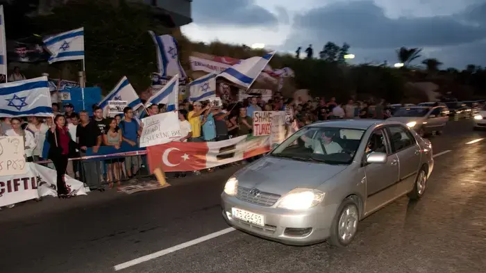 הפגנת חברי תנועת "אם תרצו" מול השגרירות הטורקית בארץ בעקבות תקרית משט הסיוע לעזה- מאי 2010 