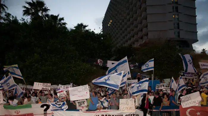 הפגנת חברי תנועת "אם תרצו" מול השגרירות הטורקית בארץ בעקבות תקרית משט הסיוע לעזה- מאי 2010 