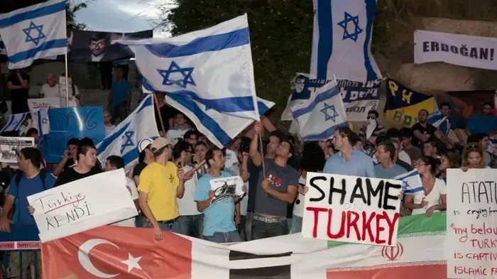 הפגנת חברי תנועת "אם תרצו" מול השגרירות הטורקית בארץ בעקבות תקרית משט הסיוע לעזה- מאי 2010 