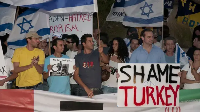 הפגנת חברי תנועת "אם תרצו" מול השגרירות הטורקית בארץ בעקבות תקרית משט הסיוע לעזה- מאי 2010 
