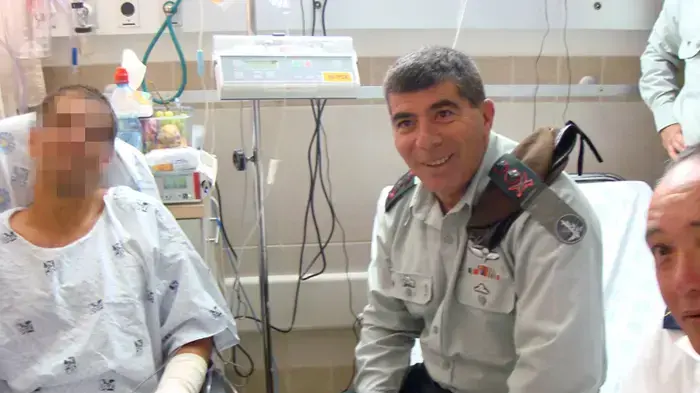 הרמטכ"ל גבי אשכנזי הגיע לבקר את חיילי השייטת הפצועים מההתקלות על ספינת המשט לעזה בבית החולים רמב"ם בעקבות - מאי 2010