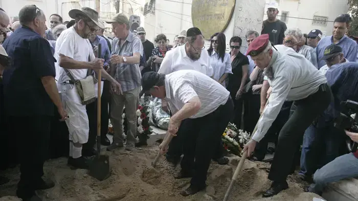 הלוויתו של לובה אליאב יוני 2010
