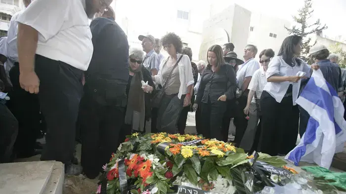 שלי יחימוביץ בהלוויתו של לובה אליאב יוני 2010