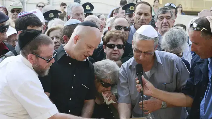 הלוויתו של לובה אליאב יוני 2010
