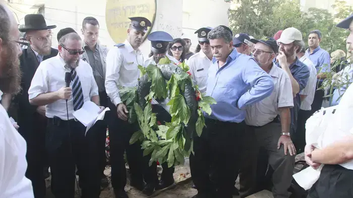 עמיר פרץ בהלוויה של לובה אליאב יוני 2010