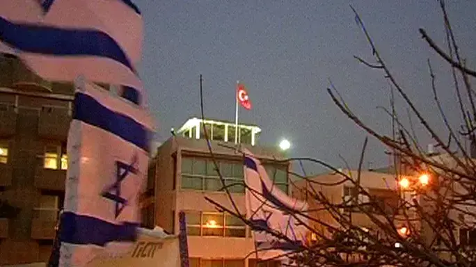 מאות הפגינו מול שגרירות טורקיה