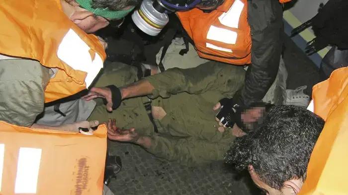 חיילי השייטת מותקפים בידי אנשי אוניית המרמרה
