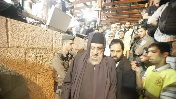 ברוך אבוחצירא (בבא ברוך) בהלווית הרב מרדכי אליהו יוני 2010 ירושלים
