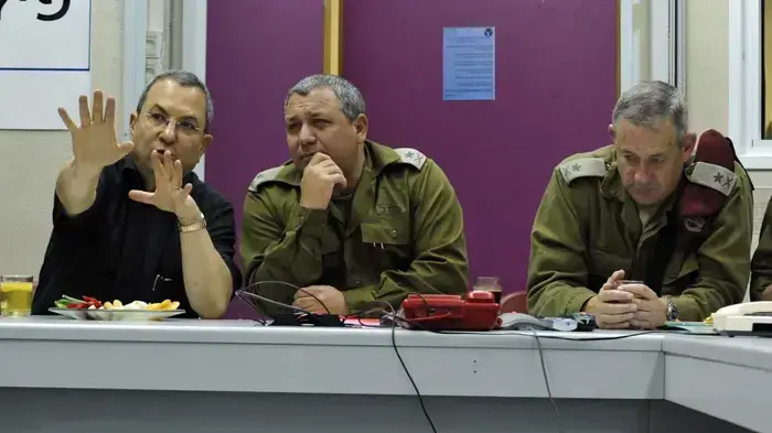 שר הביטחון אהוד ברק, סגן הרמטכ"ל בני גנץ, בינ גנץ אלוף פיקוד צפון בסיור בפיקוד צפון- יוני 2010 שר הביטחון אהוד ברק, סגן הרמטכ"ל בני גנץ, בינ גנץ אלוף פיקוד צפון בסיור בפיקוד צפון- יוני 2010