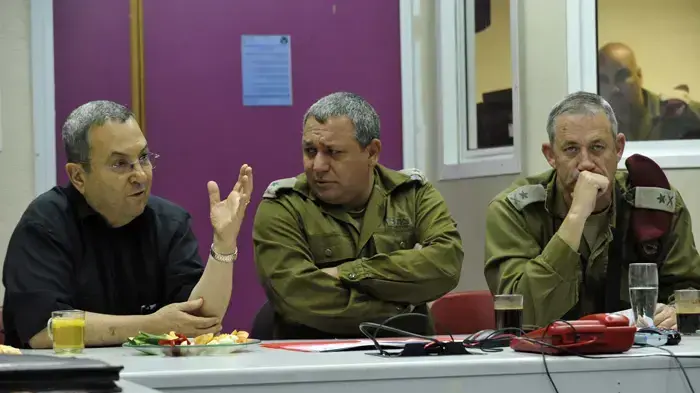 שר הביטחון אהוד ברק, סגן הרמטכ"ל בני גנץ, בינ גנץ אלוף פיקוד צפון בסיור בפיקוד צפון- יוני 2010 שר הביטחון אהוד ברק, סגן הרמטכ"ל בני גנץ, בינ גנץ אלוף פיקוד צפון בסיור בפיקוד צפון- יוני 2010