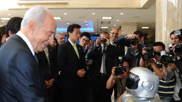 נשיא המדינה שמעון פרס מבקר במרכז המחקר הקוריאני "קייט" בזמן ביקורו בקוריאה- יוני 2010