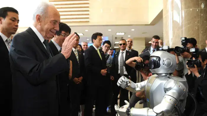 נשיא המדינה שמעון פרס מבקר במרכז המחקר הקוריאני "קייט" בזמן ביקורו בקוריאה- יוני 2010
