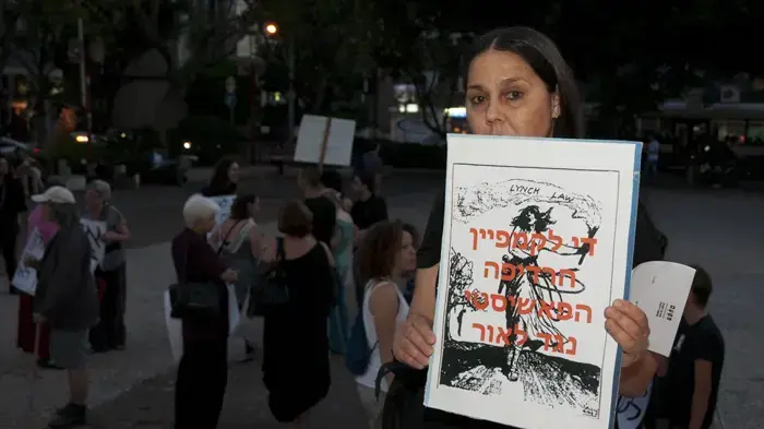אלינה לאור מפגינה בעד יצחק לאור אלינה לאור מפגינה בעד יצחק לאור