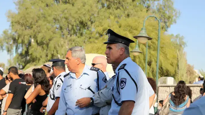 מאות בני אדם הגיעו לבית העלמין בבאר שבע כדי לחלוק כבוד אחרון לרס"מ יהושע (שוקי) סופר, השוטר שנרצח בפיגוע הירי ליד חברון- יוני 2010 