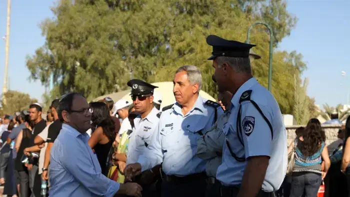 מאות בני אדם הגיעו לבית העלמין בבאר שבע כדי לחלוק כבוד אחרון לרס"מ יהושע (שוקי) סופר, השוטר שנרצח בפיגוע הירי ליד חברון- יוני 2010 