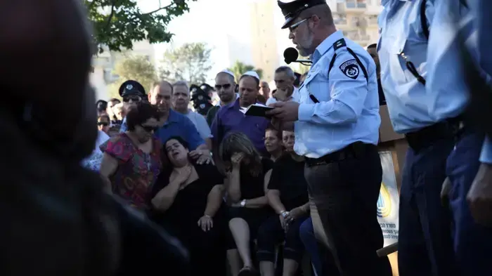 מאות בני אדם הגיעו לבית העלמין בבאר שבע כדי לחלוק כבוד אחרון לרס"מ יהושע (שוקי) סופר, השוטר שנרצח בפיגוע הירי ליד חברון- יוני 2010 