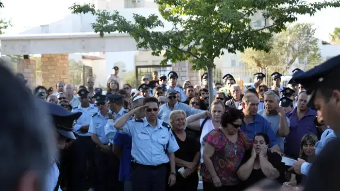 מאות בני אדם הגיעו לבית העלמין בבאר שבע כדי לחלוק כבוד אחרון לרס"מ יהושע (שוקי) סופר, השוטר שנרצח בפיגוע הירי ליד חברון- יוני 2010