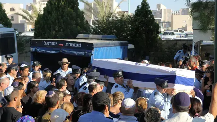 מאות בני אדם הגיעו לבית העלמין בבאר שבע כדי לחלוק כבוד אחרון לרס"מ יהושע (שוקי) סופר, השוטר שנרצח בפיגוע הירי ליד חברון- יוני 2010