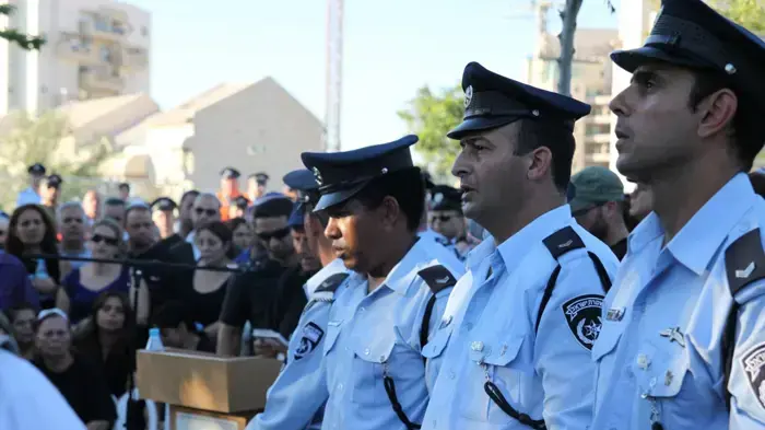 מאות בני אדם הגיעו לבית העלמין בבאר שבע כדי לחלוק כבוד אחרון לרס"מ יהושע (שוקי) סופר, השוטר שנרצח בפיגוע הירי ליד חברון- יוני 2010 