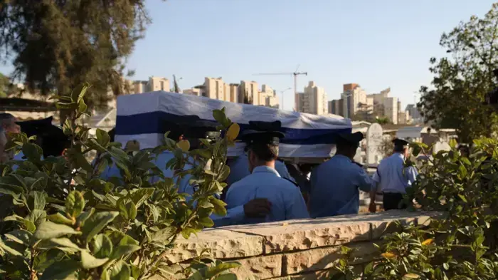 מאות בני אדם הגיעו לבית העלמין בבאר שבע כדי לחלוק כבוד אחרון לרס"מ יהושע (שוקי) סופר, השוטר שנרצח בפיגוע הירי ליד חברון- יוני 2010 