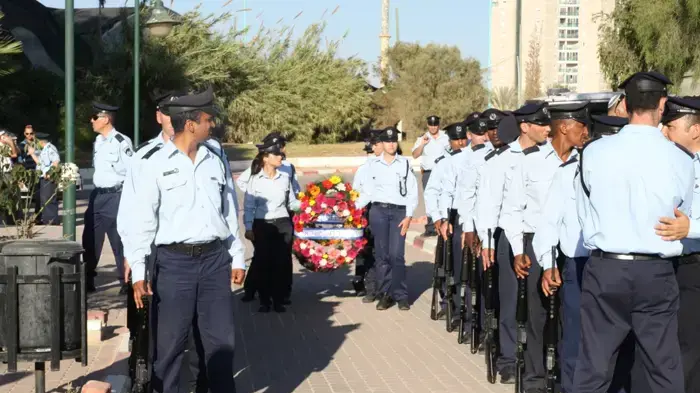 מאות בני אדם הגיעו לבית העלמין בבאר שבע כדי לחלוק כבוד אחרון לרס"מ יהושע (שוקי) סופר, השוטר שנרצח בפיגוע הירי ליד חברון- יוני 2010 