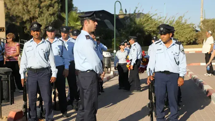 מאות בני אדם הגיעו לבית העלמין בבאר שבע כדי לחלוק כבוד אחרון לרס"מ יהושע (שוקי) סופר, השוטר שנרצח בפיגוע הירי ליד חברון- יוני 2010 