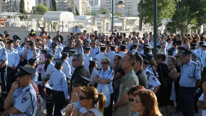 מאות בני אדם הגיעו לבית העלמין בבאר שבע כדי לחלוק כבוד אחרון לרס"מ יהושע (שוקי) סופר, השוטר שנרצח בפיגוע הירי ליד חברון- יוני 2010 