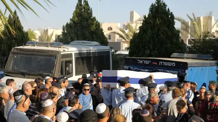 מאות בני אדם הגיעו לבית העלמין בבאר שבע כדי לחלוק כבוד אחרון לרס"מ יהושע (שוקי) סופר, השוטר שנרצח בפיגוע הירי ליד חברון- יוני 2010 