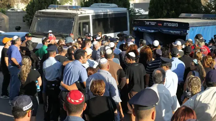 מאות בני אדם הגיעו לבית העלמין בבאר שבע כדי לחלוק כבוד אחרון לרס"מ יהושע (שוקי) סופר, השוטר שנרצח בפיגוע הירי ליד חברון- יוני 2010 
